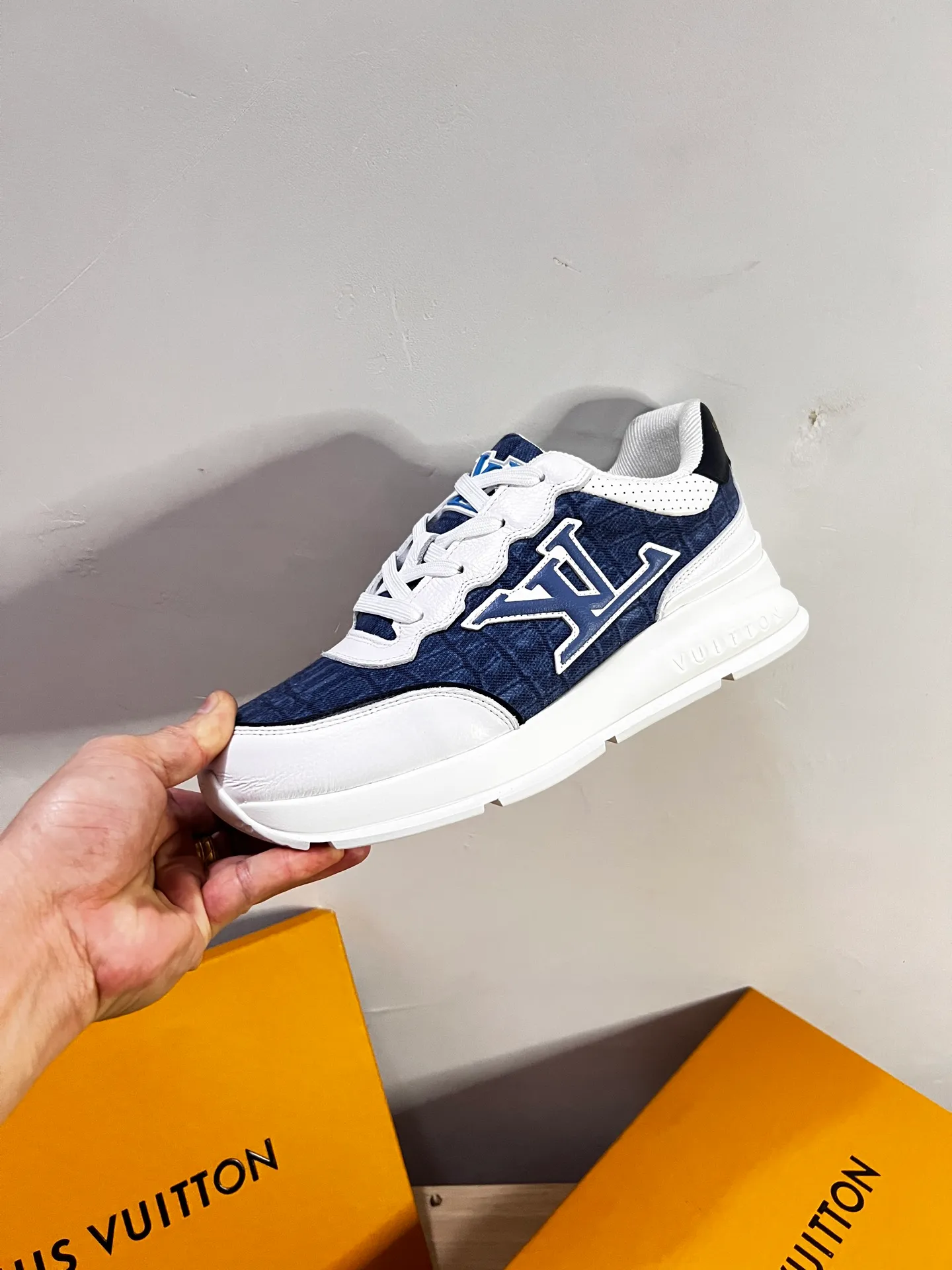 Factory price: 438💰LV men's classic casual sneakers. This sneaker is made of soft cow leather and has a classic logo. The classic logo shapes the elegant upper. The thick yet lightweight rubber outsole is embossed with the Louis Vuitton logo. The padded insole and technical lining once again upgrade the comfort experience. The calfskin lining imported from Italy is high-end and comfortable, and the original outsole is light and wear-resistant! Purely handmade, details determine quality! Size: 38-45, customized 45